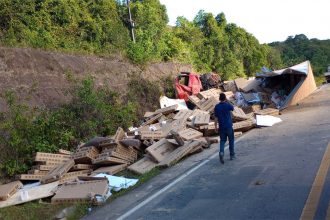 TVs ficaram espalhadas no acostamento de trecho da BR-174 (Foto: CBMAM/Divulgação)