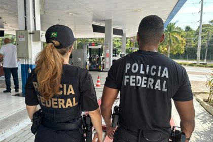 Agentes federais vistoriam posto de combustível em operação contra cartel (Foto: PF-AM/Divulgação)
