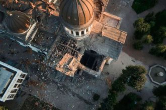 Catedral na Ucrânia bombardeada