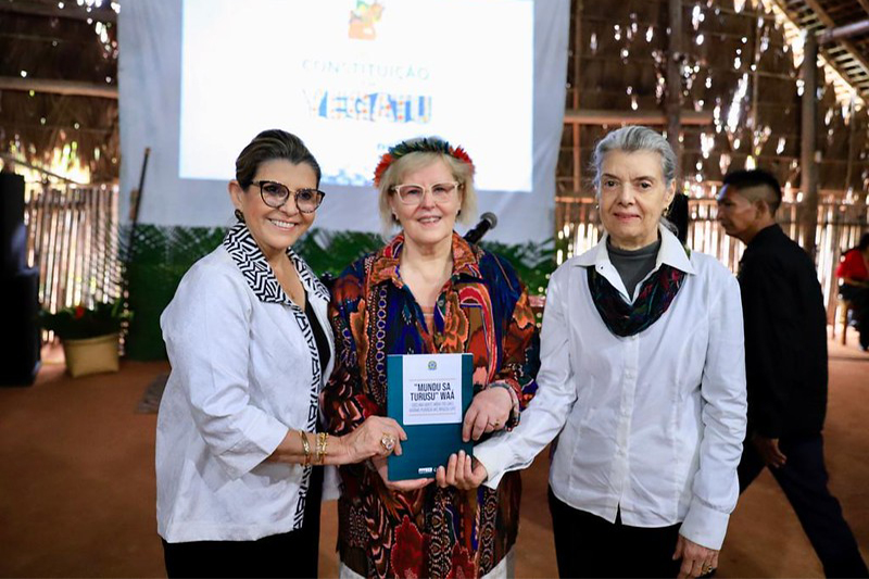 Ministra Rosa Weber (centro) lançou Constituição em língua indígena no Amazonas (Foto: Fellipe Sampaio/SCO/STF)