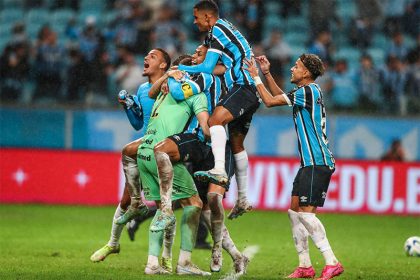 Jogadores do Grêmio festejam classificação (Foto: Lucas Uebel/Grêmio FBPA)