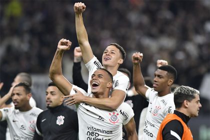Jogadores do Corinthians festejaram classificação nos pênaltis (Foto: Eduardo Carmim/Photo Premium/Folhapress)