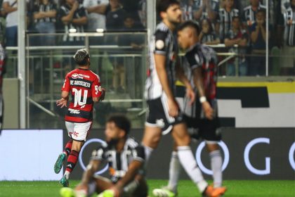 Arrascaeta comemora gol de empate para o Flamengo. Ele deu passe para o gol da vitória (Foto: Gilvan de Souza/CRF)