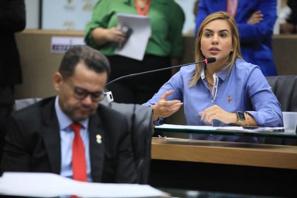Deputada Débora Menezes, autora do projeto de lei (Foto: Hudson Fonseca/ALE)