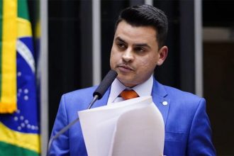 Deputado Yury do Paredão tirou fotos fazendo o 'L' com ministros de Lula (Foto: Pablo Valadares/Agência Câmara)