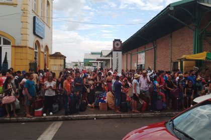 Desembarque de passageiros congestionou entrada do Porto de Manaus