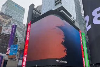 Letreiro mostra Encontro das Águas na Times Square (Foto: Embratur/Reprodução)