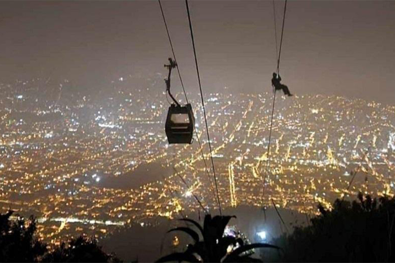 Bombeiros deslizaram sobre cabos para retirar pessoas presas nas cabines do teleférico (Foto: Bombeiros de Quito/Twitter/Reprodução)