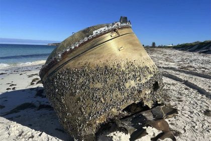 Objeto misterioso em praia pode ser lixo espacial (Foto: Twitter-@AusSpaceAgency/Reprodução)