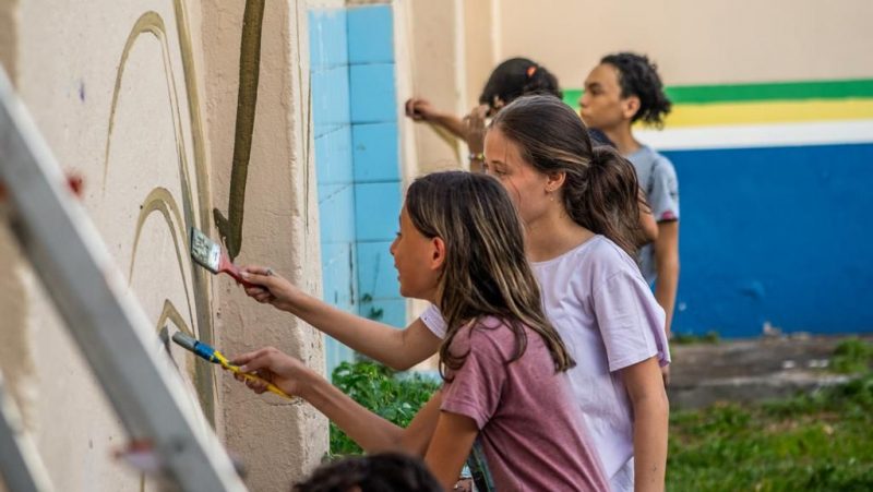Aluns da Escola Cunha Melo participaram de pintura de mural colaborativo e áreas internas da escola (Foto: Divulgação/Assessoria)