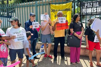Em frente à prefeitura, moradores pediram veto ao projeto de lei (Foto: Murilo Rodrigues/ATUAL)