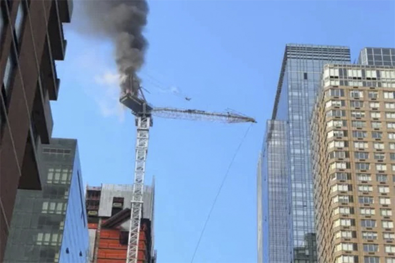 Guindaste despencou em Nova York, atingiu outro prédio e pessoas no chão (Foto: Redes sociais/Reprodução)