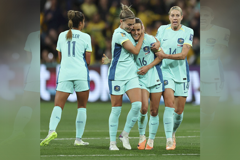 Harley Raso é abraçada após marcar segundo gol para a Austrália (Foto: Reprodução/Twitter/@fifaworldcup_pt)