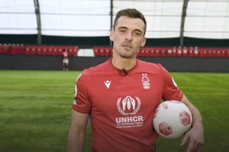 Harry Toffolo é investigado pela Football Association , da Inglaterra (Foto: Twitter/Reprodução)
