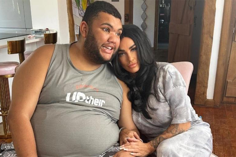 Harvey Price com a mãe, Katie: recorde no Guiness Book (Foto: Instagram/Reprodução)