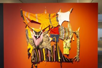 Memória de Retorno, roupas costuradas e coladas, de autoria de Manauara Clandestina (Foto: Divulgação/MAM do Rio de Janeiro)