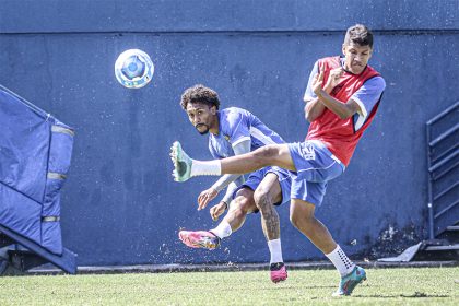 Clayton chuta a bola em treino do Nacional: defesa da liderança (Foto: João Normando/Agência LB)