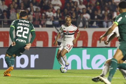 Rafinha em lance de jogo que resultou no gol do São Paulo (Foto: Rubens Chiri/saopaulogc)