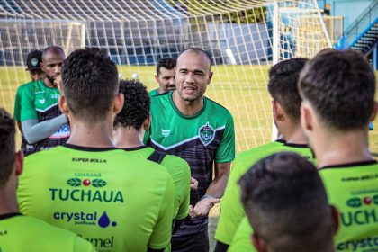 Roger Silva no primeiro contato com o elenco esmeraldino (Foto: Pietra Telles/Manaus FC)