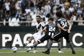 Alex Teixeira em lance de jogo: parado por zagueiros do Botafogo (Foto: Daniel Ramalho/Vasco.com.br)