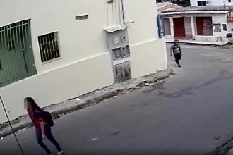 Câmeras de vigilância registraram ato de masturbação na rua (Foto: Reprodução)