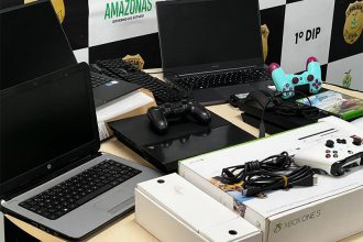 Notebooks e jogos eletrônicos foram recuperados com os suspeitos (Foto: PC-AM/Divulgação)