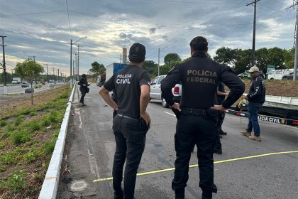 Policiais civis e federais realizaram simulação de peso de veículos em ponte (Foto: PF-AM/Divulgação)