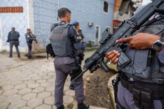 Policiais militares em ação na Baixada Santista: confronto com criminosos (Foto: Danilo Verpa/Folhapress)