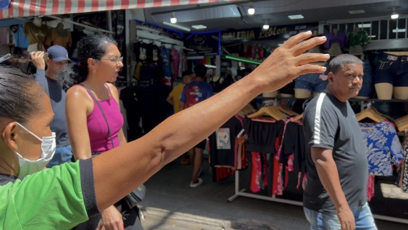 Aceno de mão substitui o bater de palma em algumas lojas do Centro de Manaus (Foto: Willison Cardoso/AM ATUAL)