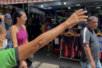 Aceno de mão substitui o bater de palma em algumas lojas do Centro de Manaus (Foto: Willison Cardoso/AM ATUAL)