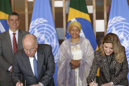 Ministro Mauro Vieira e Amina Mohammed, vice-secretária-geral da ONU, assinam acordo (Foto: Marcelo Camargo/ABr)