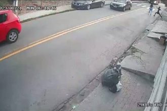 No canto superior direito da foto, homem agride mulher com chutes e tapas (Foto: Reprodução)