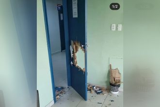 Porta quebrada por aluno foi substituída, informou o Fametro (Foto: Instagram/Reprodução)