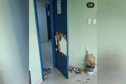 Porta quebrada por aluno foi substituída, informou o Fametro (Foto: Instagram/Reprodução)