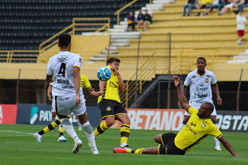 Amazonas (de branco) sofreu revés em São Paulo, mas está entre os líderes (Foto: Gabriel Goto/São Bernardo FC)