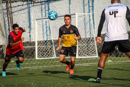 Atacante Foquinho domina bola em treino do Amazonas: busca por acesso à Série B (Foto: Jadison Sampaio/AMFC)