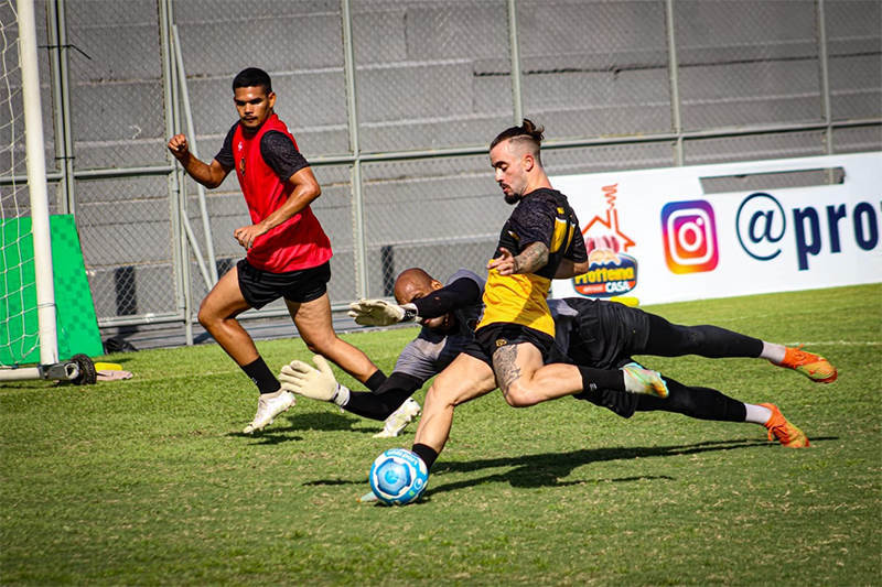 Jogadores do Amazonas treinam para jogos decisivos na Série C (Foto: Jadison Sampaio/AMFC)