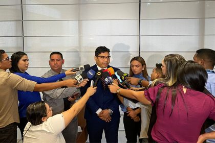 O advogado Vilson Benayon com a cliente, Ana Júlia: "Tô assustada" (Foto: ATUAL)