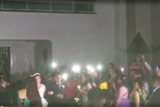 Noivos casaram no escuro na igreja (Foto: redes sociais/Reprodução)