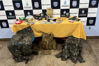Material apreendido com suspeitos incluía uniforme militar (Foto: Erlon Rodrigues/PC-AM)