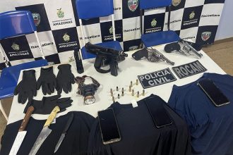 Armas apreendidas pela polícia com os suspeitos (Foto: PM-AM/Divulgação)