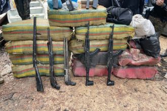 Armas e drogas foram apreendidas em Rorainópolis nesta quarta-feira (Foto: PF/Divulgação)