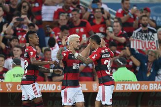 Arrascaeta comemora gol de pênalti que garantiu vitórias e classificação do Flamengo (Foto: Daniel Castelo Branco/DiaEsportivo/Folhapress)