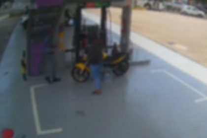 Assaltante usava motocicleta amarela na abordagem aos frentistas