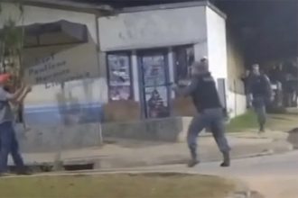 Imagens nas redes sociais mostram momento em que PM atira em Thiago (Foto: Redes sociais/Reprodução)