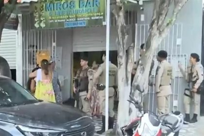 Polícia na entrada do restaurante: cinco pessoas foram atingidas, três homens morreram (Foto: TV Subaé/Reprodução)