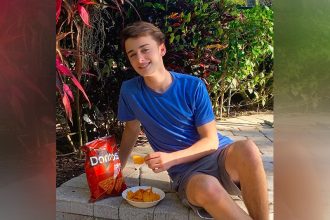 Ator Noah Schnapp diz que personagem o ajudou a se descobrir gay (Foto: Instagram/Reprodução)