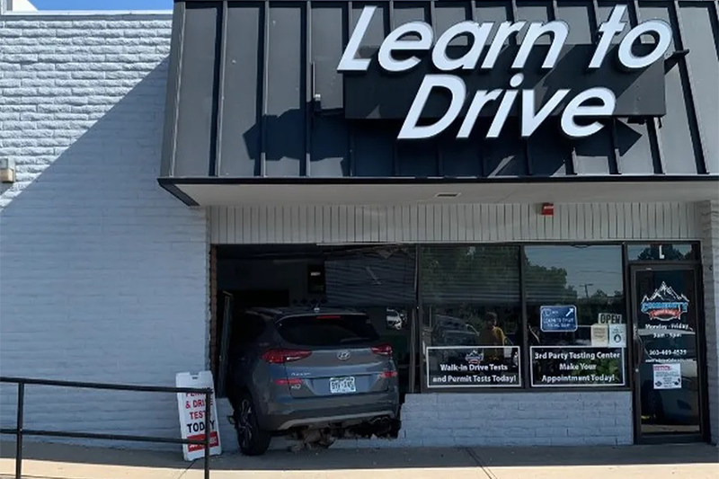 Carro atravessou a parede de vidro da autoescola. Veículo era dirigido por instrutor (Foto: Lakewood Police Department/Divulgação)