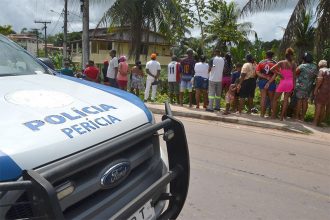 Moradores em frente à casa onde ocorreu a chacina: sete pessoas mortas (Foto: Romildo de Jesus/Futura Press/Folhapress)