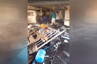Parte de trás do barco foi destruída com a explosão (Foto: Redes sociais/Reprodução)